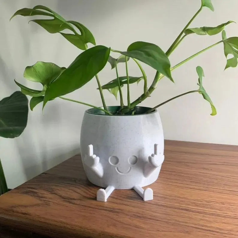 Smilende plantekrukke med langfingrene opad